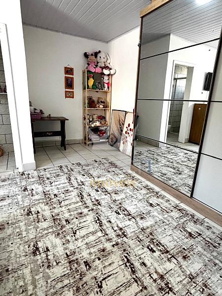 Casa mobiliada com 2 su�tes, 2 kitnets e terreno de 310 m� na Rua Nepal 7