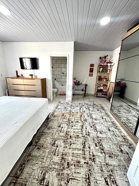 Casa mobiliada com 2 su�tes, 2 kitnets e terreno de 310 m� na Rua Nepal 12
