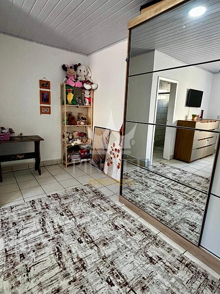 Casa mobiliada com 2 su�tes, 2 kitnets e terreno de 310 m� na Rua Nepal 8