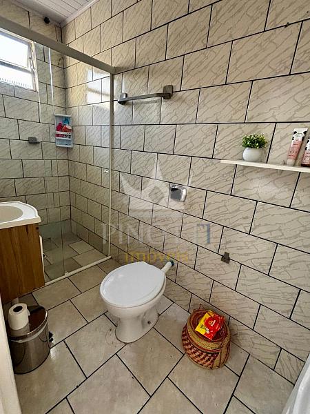 Casa mobiliada com 2 su�tes, 2 kitnets e terreno de 310 m� na Rua Nepal 9