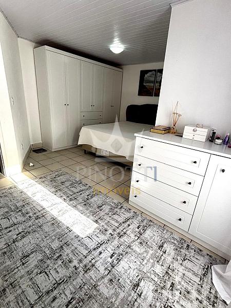 Casa mobiliada com 2 su�tes, 2 kitnets e terreno de 310 m� na Rua Nepal 11