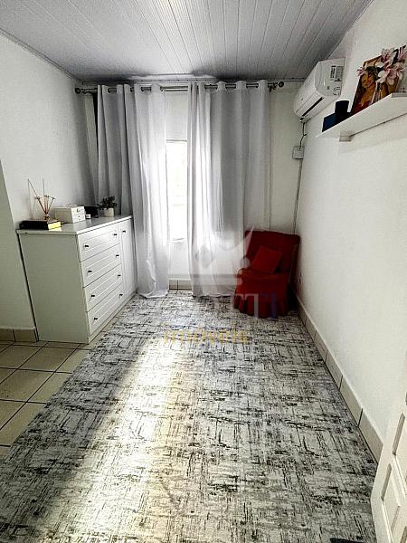 Casa mobiliada com 2 su�tes, 2 kitnets e terreno de 310 m� na Rua Nepal 14