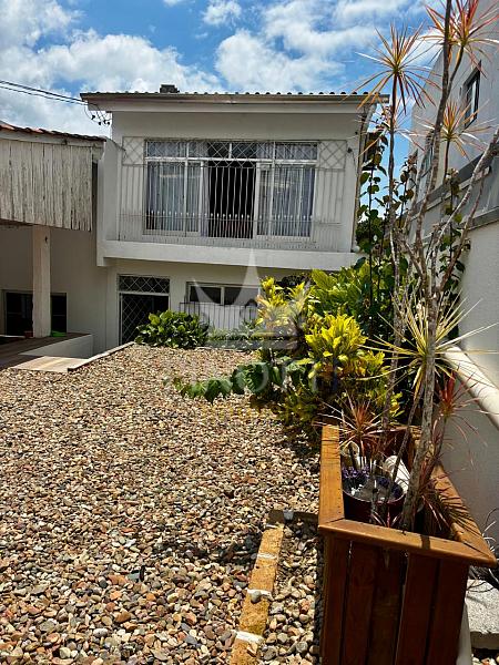 Casa mobiliada com 2 su�tes, 2 kitnets e terreno de 310 m� na Rua Nepal 22