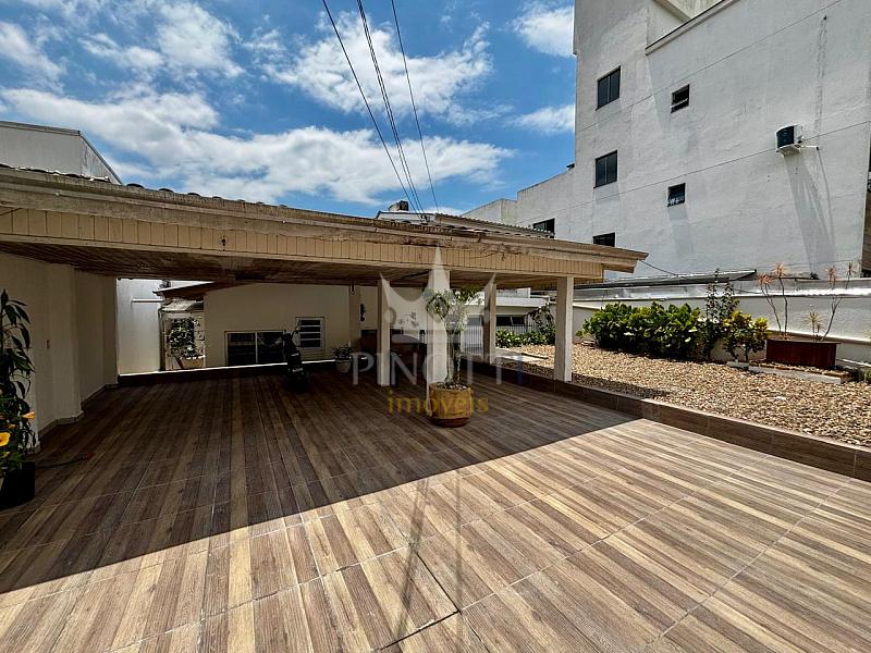 Casa mobiliada com 2 su�tes, 2 kitnets e terreno de 310 m� na Rua Nepal 24