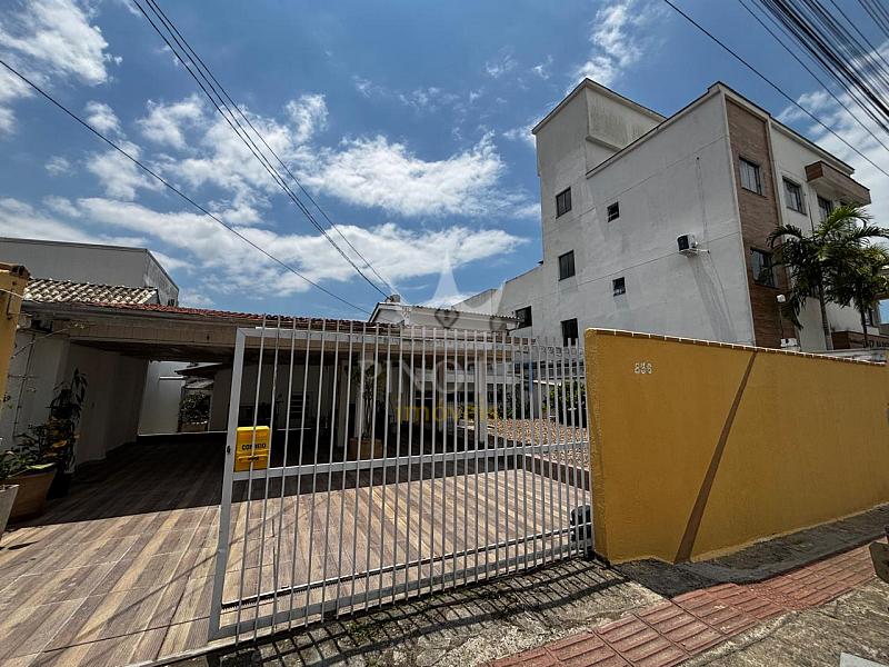 Casa mobiliada com 2 su�tes, 2 kitnets e terreno de 310 m� na Rua Nepal 23