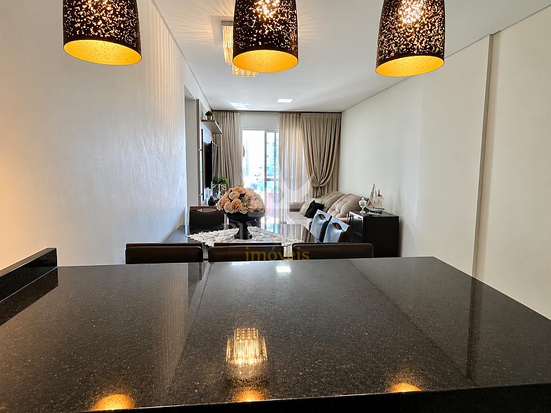 Bancada de refei��es da cozinha com banquetas e ilumina��o pendente no apartamento em S�o Jo�o, Itaja�.