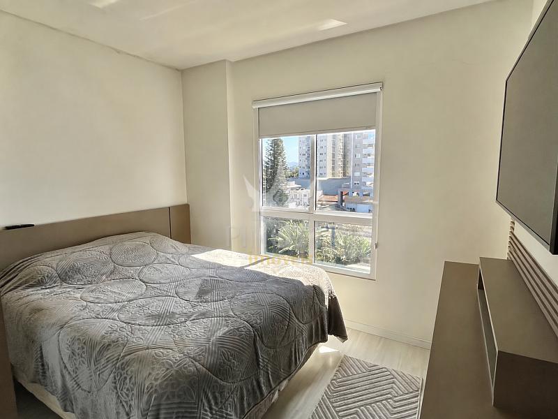 Dormit�rio com cama de casal, janela e m�veis planejados no Edif�cio Attualita, em Itaja�.