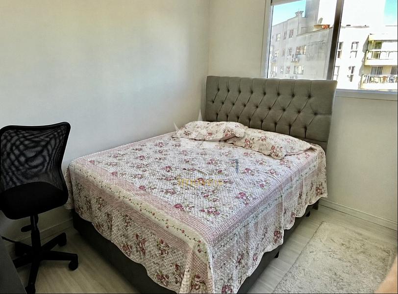 Dormit�rio mobiliado com cama e arm�rio espelhado no apartamento em S�o Jo�o, Itaja�.