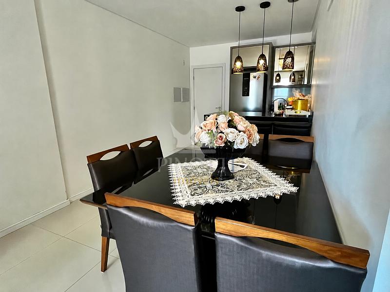 Vista da cozinha e da bancada de refei��es do apartamento mobiliado no bairro S�o Jo�o, em Itaja�.