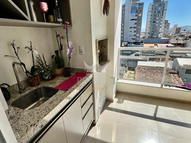 Sacada com churrasqueira e bancada, junto ao fechamento de vidro, no Edif�cio Attualita, em Itaja�.