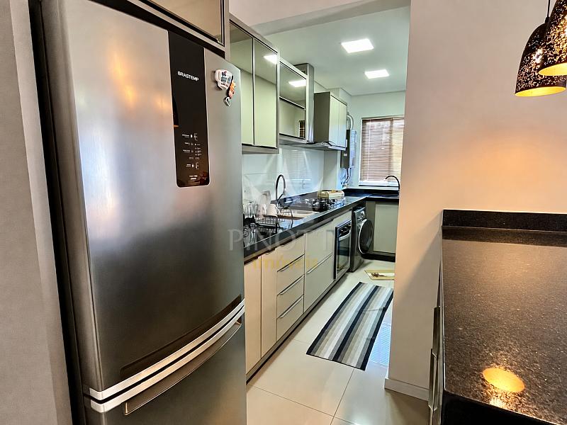 Cozinha com geladeira, bancada e arm�rios planejados no apartamento do Edif�cio Attualita, S�o Jo�o, Itaja�.