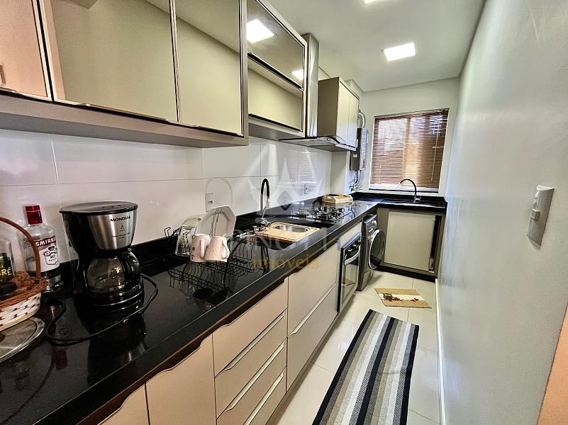 Bancada da cozinha com cooktop e arm�rios claros no apartamento do Edif�cio Attualita, em Itaja�.