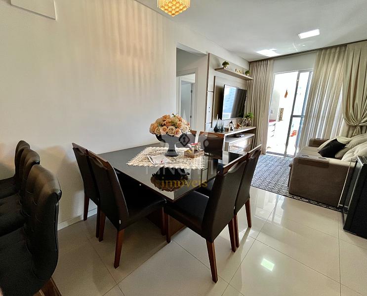 Sala de jantar com mesa, cadeiras e integra��o com a sala de estar no Edif�cio Attualita, em Itaja�.