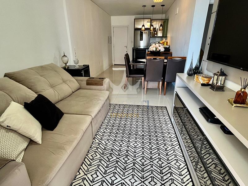 Vista da sala de estar integrada � sala de jantar no apartamento mobiliado em S�o Jo�o, Itaja�.