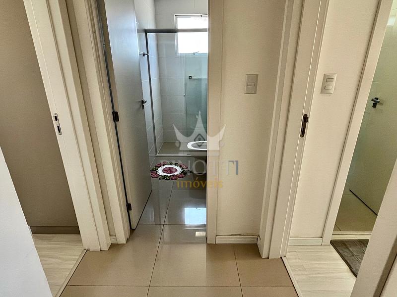 Corredor de acesso aos dormit�rios e ao banheiro no apartamento do Edif�cio Attualita, em Itaja�.