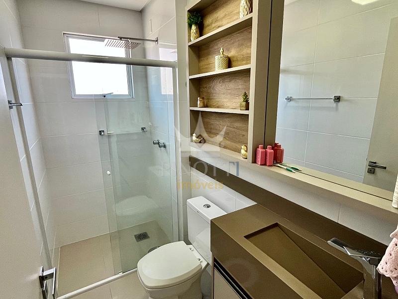 Banheiro com box de vidro, bancada e espelho no apartamento do Edif�cio Attualita, em Itaja�.