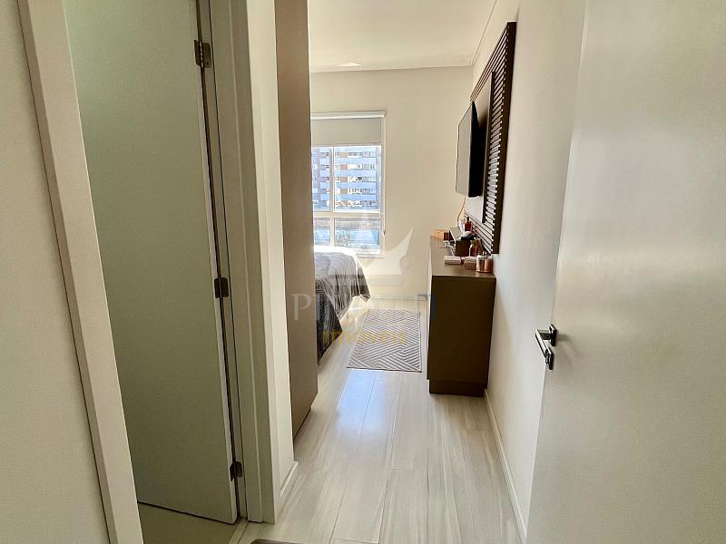 Corredor interno com acesso aos dormit�rios do apartamento do Edif�cio Attualita, em Itaja�.