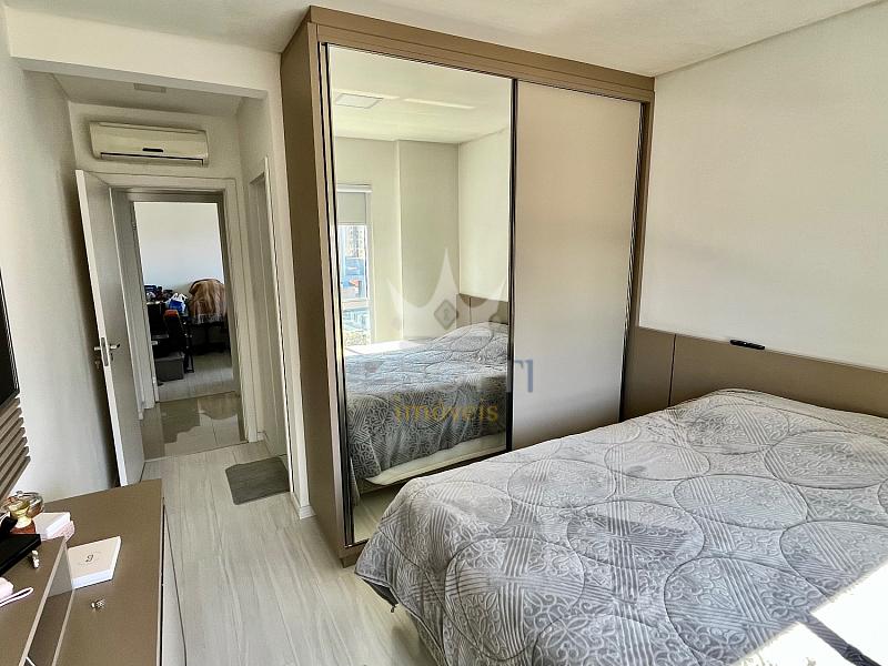 Dormit�rio com cama de casal e arm�rio com portas espelhadas no Edif�cio Attualita, em Itaja�.