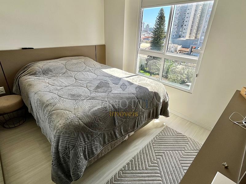 Vista da cama de casal e da janela do dormit�rio no apartamento em S�o Jo�o, Itaja�.