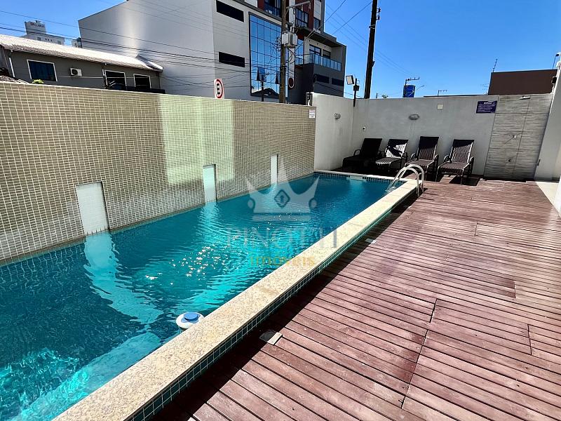 Piscina externa com deck e espregui�adeiras na �rea de lazer do Edif�cio Attualita, em Itaja�.