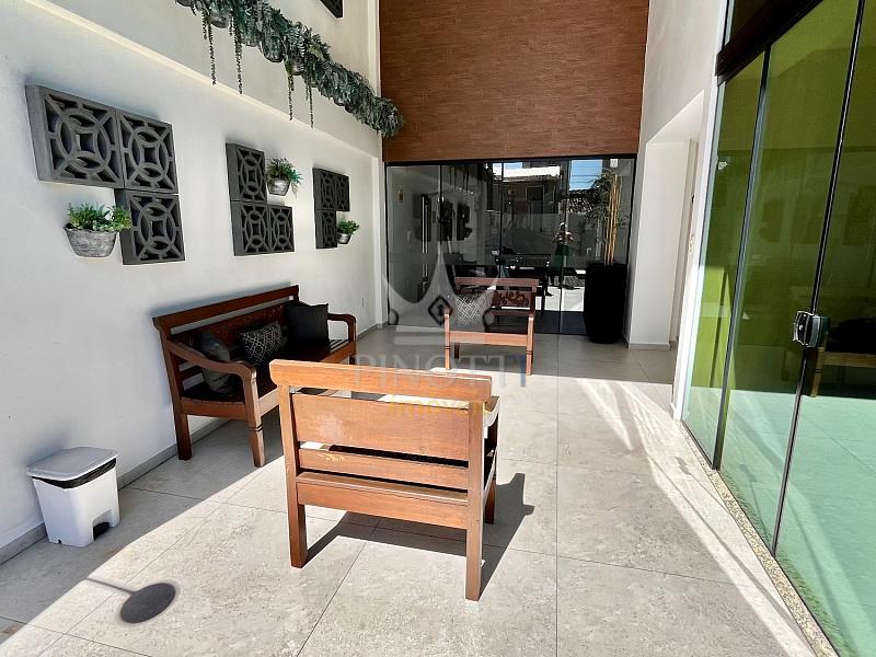 �rea externa coberta com mesa e cadeiras no Edif�cio Attualita, no bairro S�o Jo�o, em Itaja�.