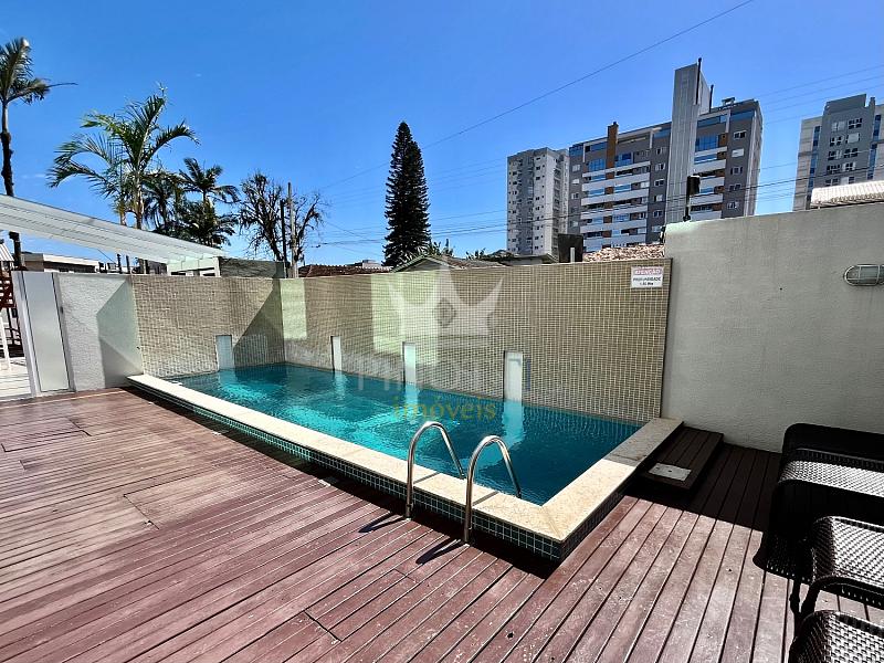 Vista da piscina e do deck da �rea de lazer do Edif�cio Attualita, no bairro S�o Jo�o, em Itaja�.