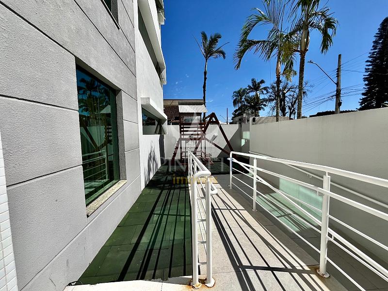 Rampa de circula��o externa com corrim�os junto � �rea de lazer do Edif�cio Attualita, em Itaja�.