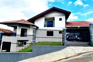 Casa no Bairro Centro em Gaspar com 3 Dormitórios (3 suítes) e 327 m²
