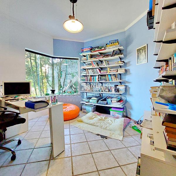 Casa com Grande Potencial para Retrofit no Condomínio Swiss Park - Lazer Completo e Planta Generosa — foto 22