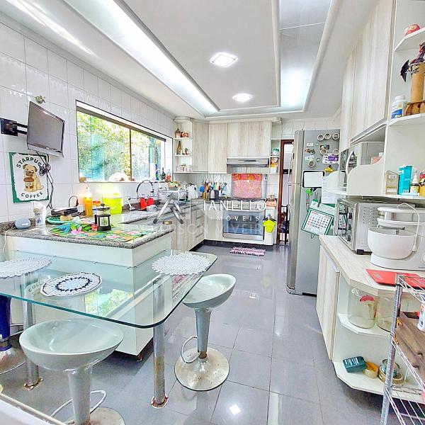 Casa com Grande Potencial para Retrofit no Condomínio Swiss Park - Lazer Completo e Planta Generosa — foto 23