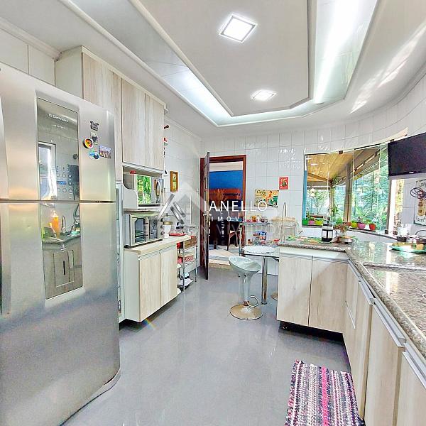 Casa com Grande Potencial para Retrofit no Condomínio Swiss Park - Lazer Completo e Planta Generosa — foto 3