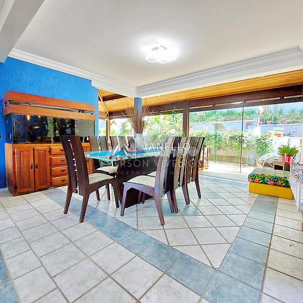 Casa com Grande Potencial para Retrofit no Condomínio Swiss Park - Lazer Completo e Planta Generosa — foto 2