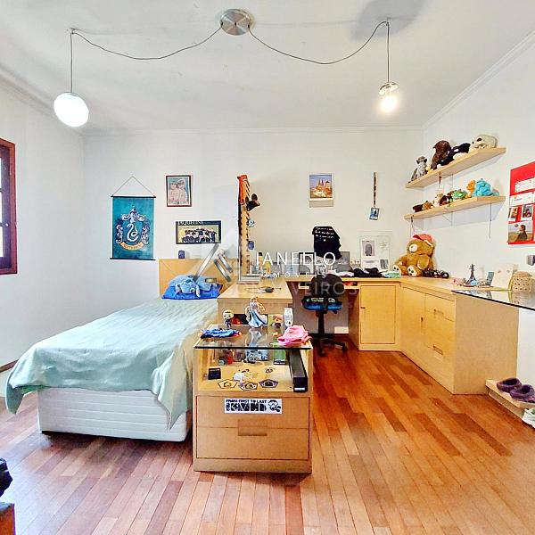 Casa com Grande Potencial para Retrofit no Condomínio Swiss Park - Lazer Completo e Planta Generosa — foto 4