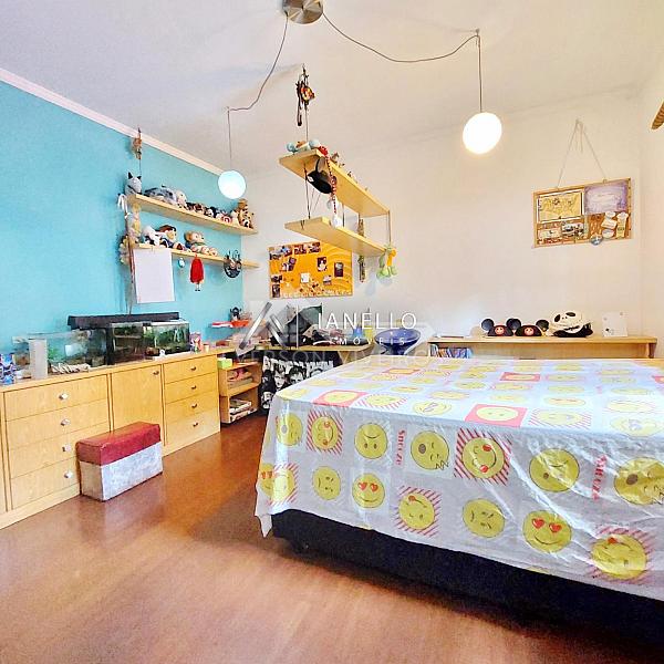 Casa com Grande Potencial para Retrofit no Condomínio Swiss Park - Lazer Completo e Planta Generosa — foto 5