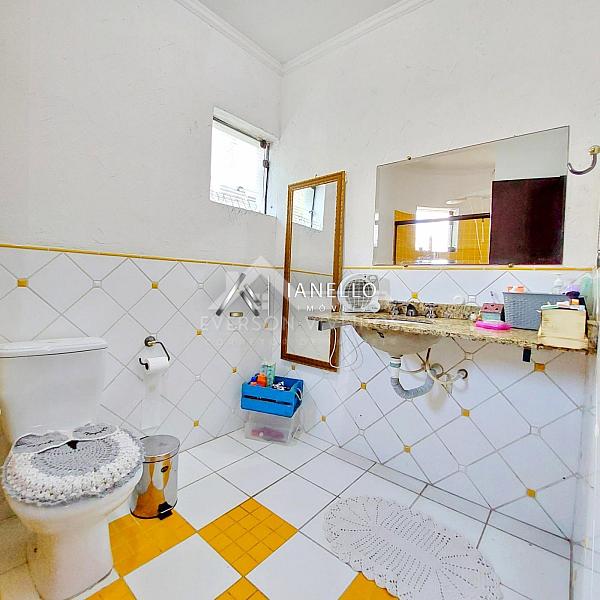 Casa com Grande Potencial para Retrofit no Condomínio Swiss Park - Lazer Completo e Planta Generosa — foto 6