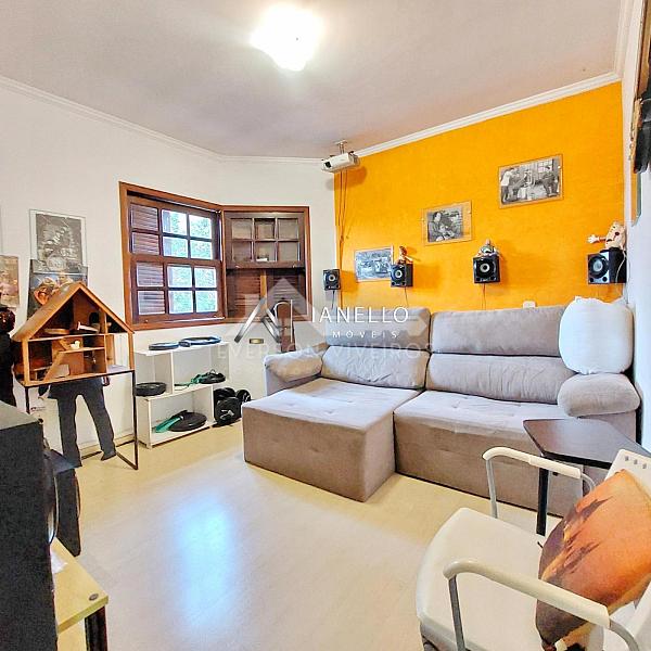 Casa com Grande Potencial para Retrofit no Condomínio Swiss Park - Lazer Completo e Planta Generosa — foto 7