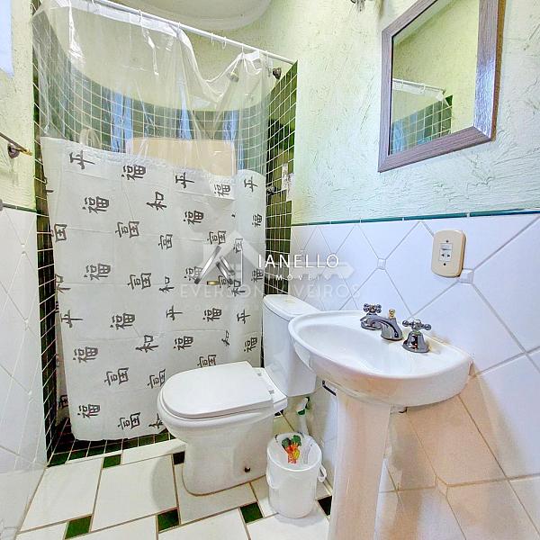 Casa com Grande Potencial para Retrofit no Condomínio Swiss Park - Lazer Completo e Planta Generosa — foto 17