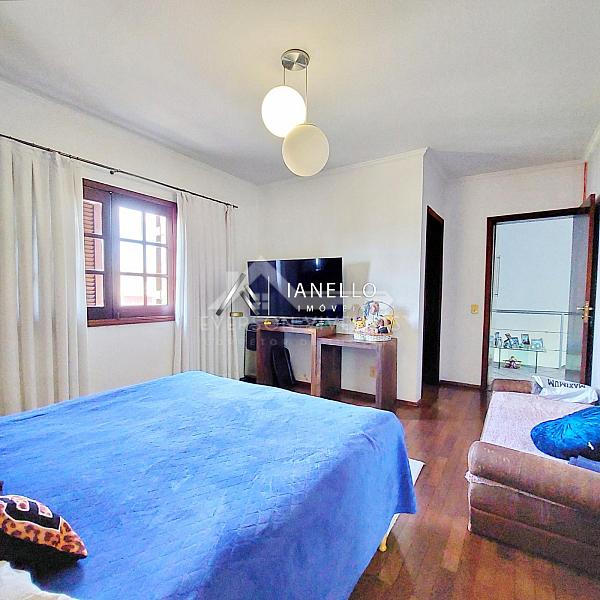 Casa com Grande Potencial para Retrofit no Condomínio Swiss Park - Lazer Completo e Planta Generosa — foto 9