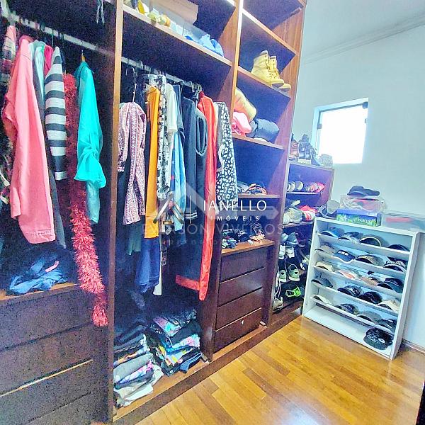 Casa com Grande Potencial para Retrofit no Condomínio Swiss Park - Lazer Completo e Planta Generosa — foto 10