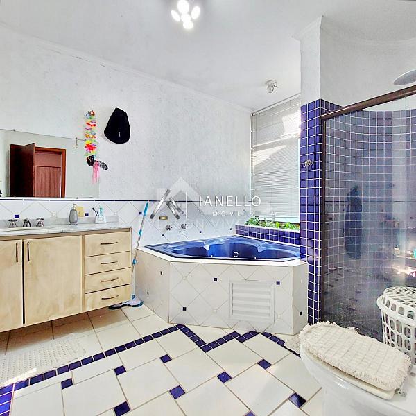 Casa com Grande Potencial para Retrofit no Condomínio Swiss Park - Lazer Completo e Planta Generosa — foto 11