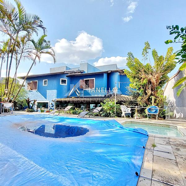 Casa com Grande Potencial para Retrofit no Condomínio Swiss Park - Lazer Completo e Planta Generosa — foto 16