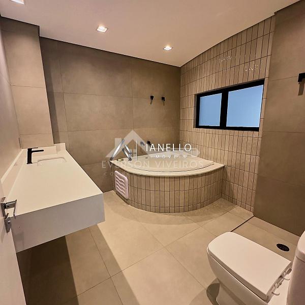 Casa Reformada com Vista para o Lago e Elevador no Condomínio Swiss Park — Lazer e Sofisticação — foto 4