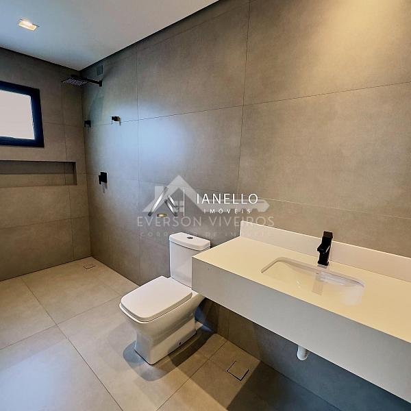 Casa Reformada com Vista para o Lago e Elevador no Condomínio Swiss Park — Lazer e Sofisticação — foto 18