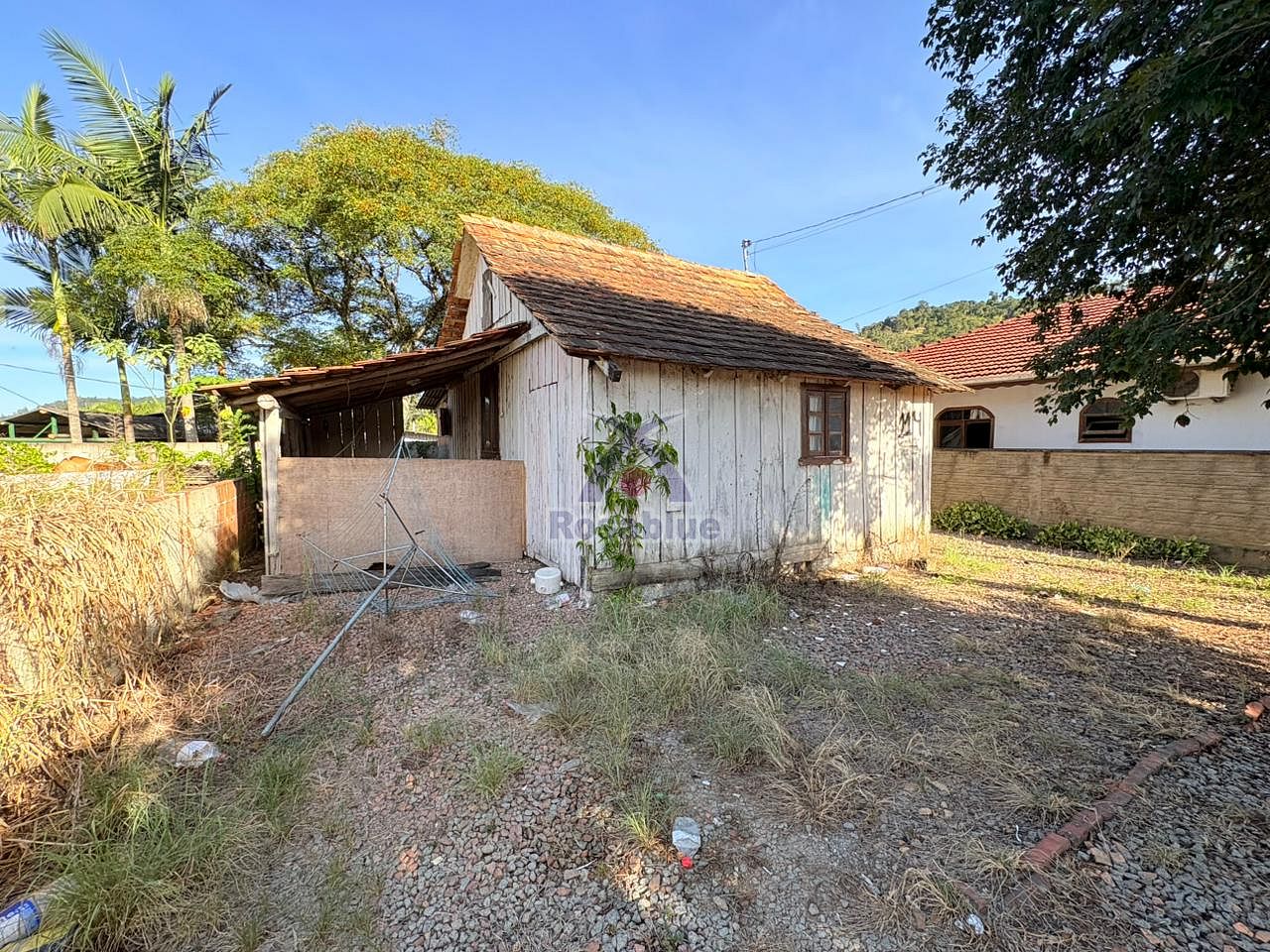 TERRENO COM CASA DE MADEIRA — foto 2