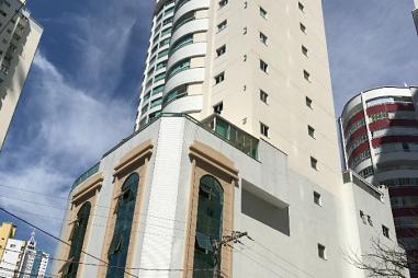 Locação de Temporada - ED. TORRE DE MÁLAGA - Barra Norte - 143,00m² privativos, 3 Suítes, 2 Vagas, Churrasqueira a carvão, linda vista Mar