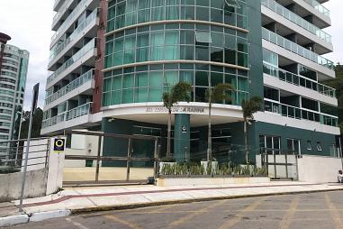 Locação de Temporada | ED. TERRAÇOS DA RAINHA - Pioneiros, 2 Dormitórios (1 suíte), Quadra mar, 2 Vagas, linda Vista Mar e da Big Wheel