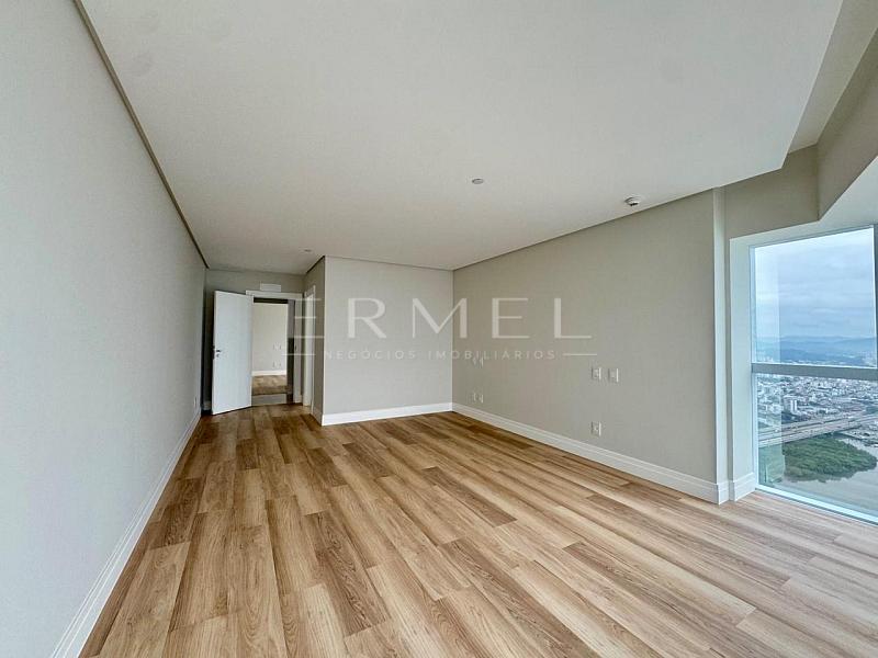 Apartamento 04 Su�tes no Centro de Balne�rio Cambori� 23