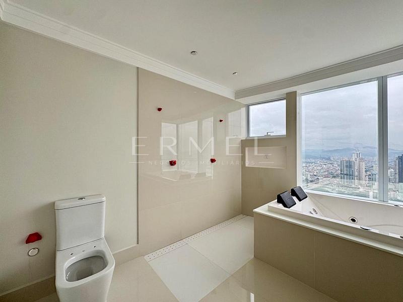 Apartamento 04 Su�tes no Centro de Balne�rio Cambori� 26