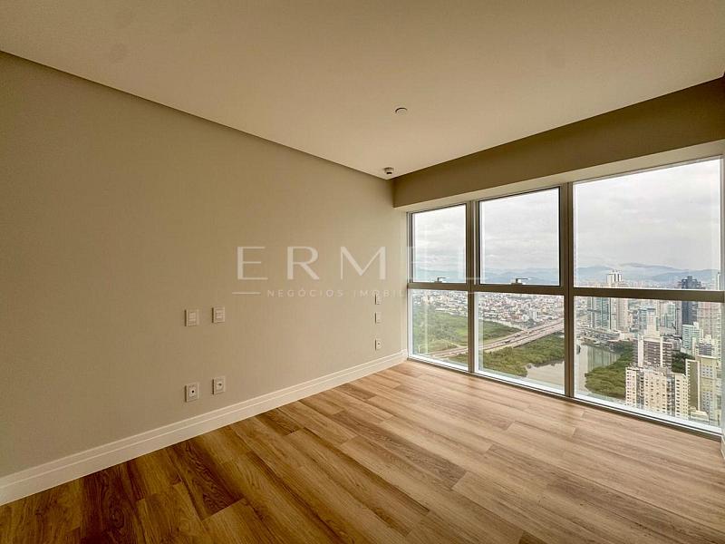 Apartamento 04 Su�tes no Centro de Balne�rio Cambori� 25