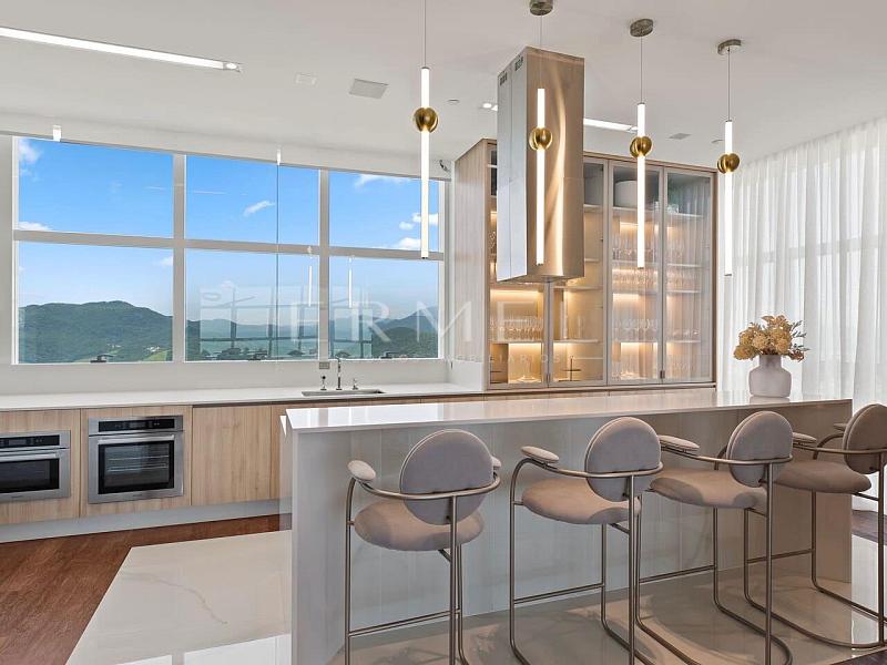 Apartamento 04 Su�tes no Centro de Balne�rio Cambori� 44